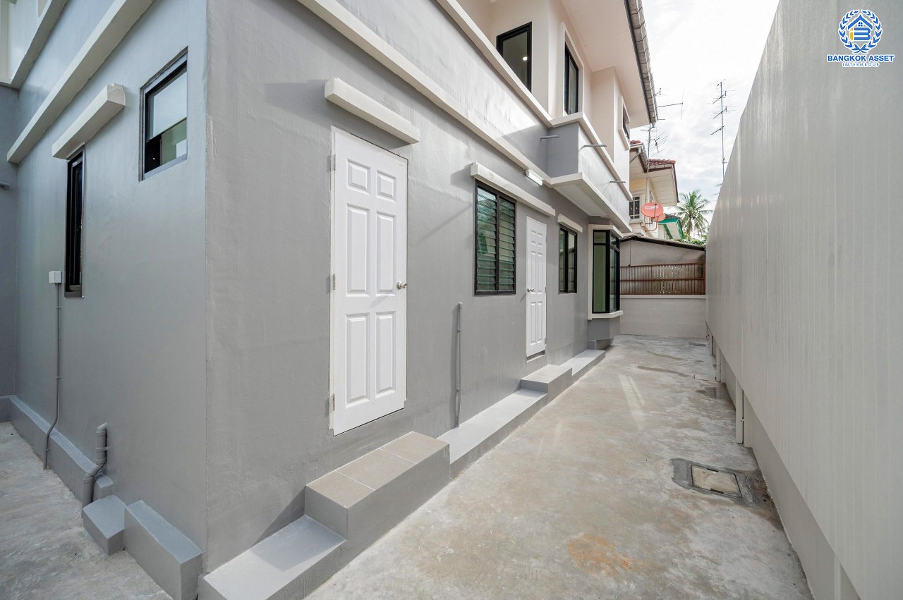 บ้านมือสองตกแต่งใหม่ โครงการ วรารมย์ เพชรเกษม81 แบรนด์ Q.House รองรับทุกความสุขใกล้ส่วนกลาง เนื้อที่ 64.1 ตร.ว. ฟังก์ชัน 4 ห้องนอน 3 ห้องน้ำ 1 ห้องอเนกประสงค์ จอดรถได้ 2 คัน บนทำเลใกล้ The Mall บางแค และเชื่อมต่อ ถนนกาญจนาฯ ถนนบางบอน และถนนพุทธมณฑลสาย4